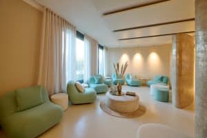 Clinic Endoskopische Brustvergrößerung | Axilläre Brust OP Theresium Nov22 1915 Wartezimmer1